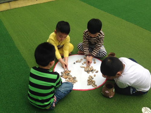 Các bé lớp MGN B5 tích cực tham gia các hoạt động vui chơi với thiên nhiên.